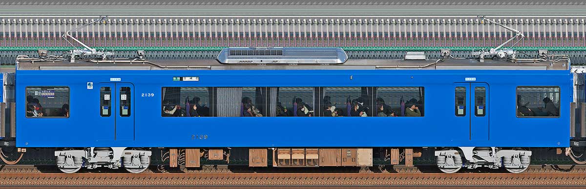京急電鉄2100形（2次車）「KEIKYU BLUE SKY TRAIN」サハ2139山側の側面写真