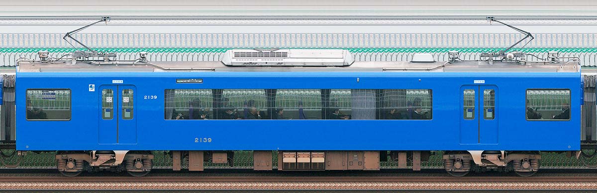 京急電鉄2100形（2次車）「KEIKYU BLUE SKY TRAIN」サハ2139（2025年）山側の側面写真