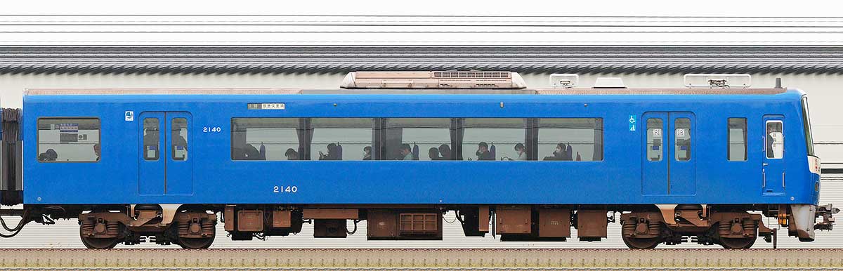 京急電鉄2100形（2次車）「KEIKYU BLUE SKY TRAIN」デハ2140海側の側面写真