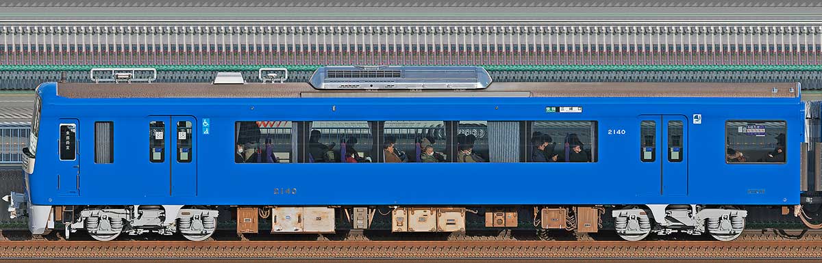 京急電鉄2100形（2次車）「KEIKYU BLUE SKY TRAIN」デハ2140山側の側面写真