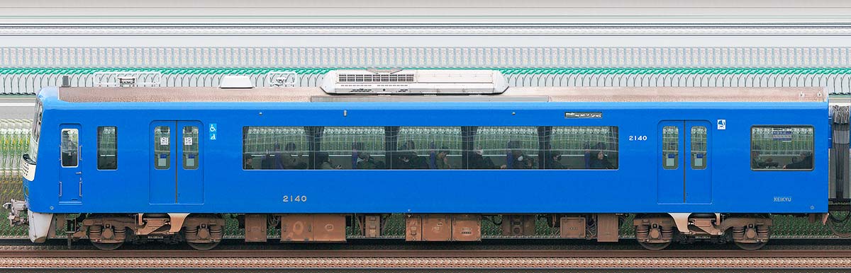 京急電鉄2100形（2次車）「KEIKYU BLUE SKY TRAIN」デハ2140（2025年）山側の側面写真
