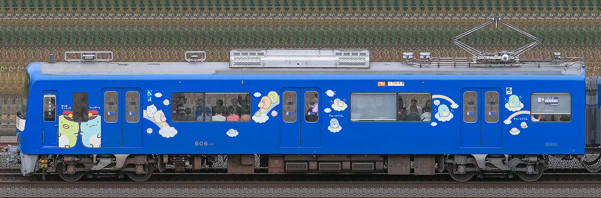 京急電鉄 600形デハ606-1「京急ブルースカイトレイン 空と海すいすい号」海側の側面写真