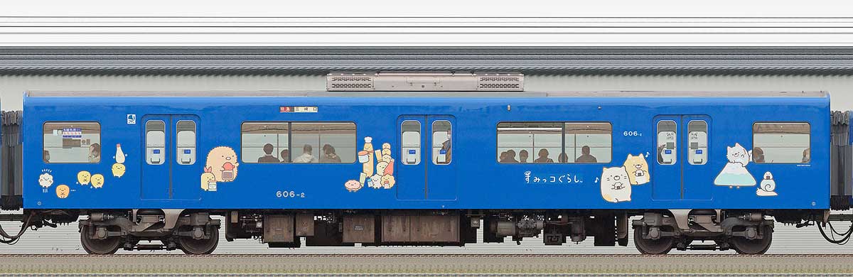 京急電鉄 600形デハ606-2「京急ブルースカイトレイン すみっコなかま号」海側の側面写真