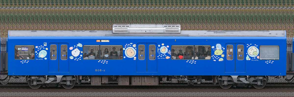 京急電鉄 600形デハ606-2「京急ブルースカイトレイン 空と海すいすい号」海側の側面写真