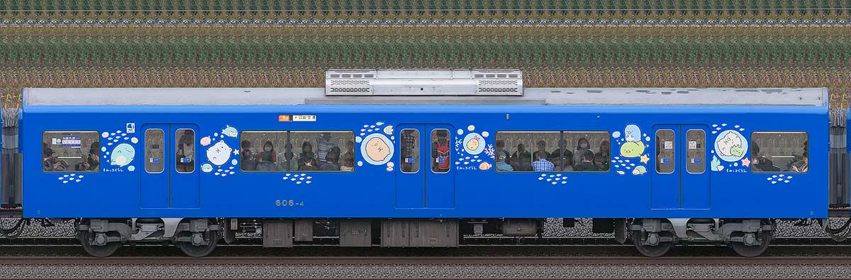 京急電鉄 600形サハ606-4「京急ブルースカイトレイン 空と海すいすい号」海側の側面写真