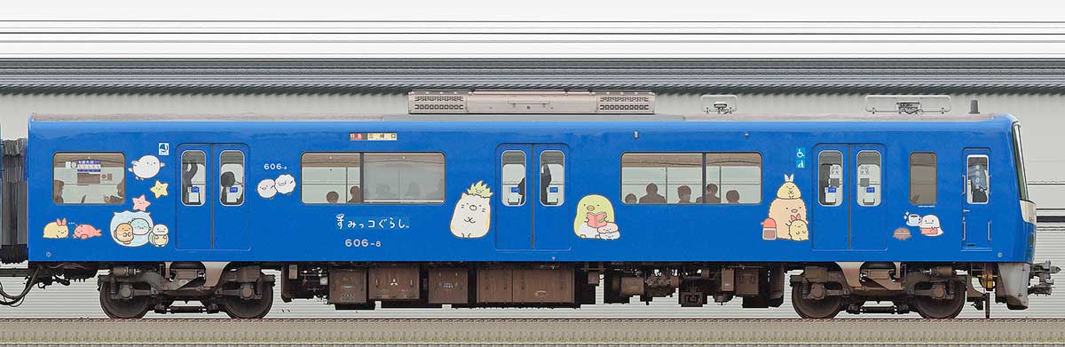 京急電鉄 600形デハ606-8「京急ブルースカイトレイン すみっコなかま号」海側の側面写真
