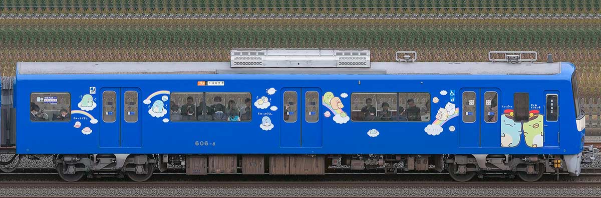 京急電鉄 600形デハ606-8「京急ブルースカイトレイン 空と海すいすい号」海側の側面写真