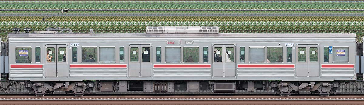 京王7000系(復刻塗装車両)デハ7028海側の側面写真