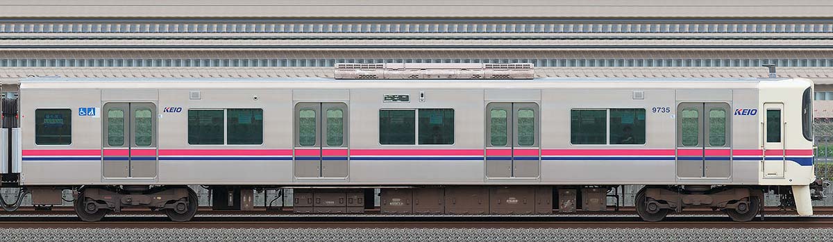 京王9000系クハ9735（リニューアル車）海側の側面写真