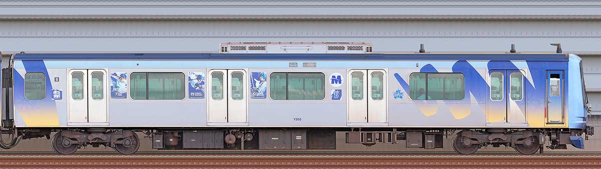 横浜高速鉄道Y500系「YOKOHAMA DeNA BAYSTARS TRAIN 2023」クハY505山側の側面写真