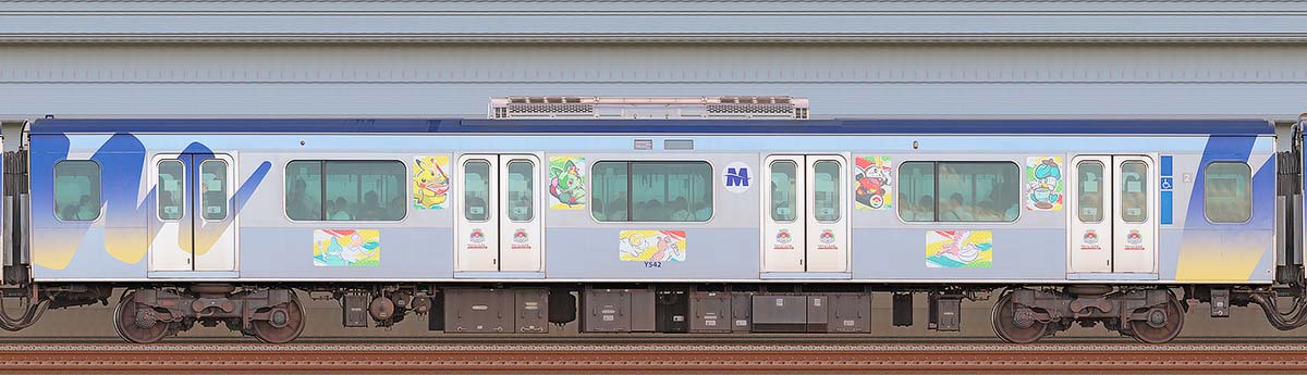 横浜高速鉄道Y500系デハY542「ポケモンワールドチャンピオンシップス2023」開催記念ラッピング山側の側面写真