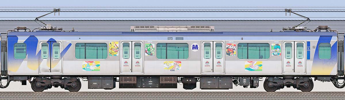 横浜高速鉄道Y500系デハY592「ポケモンワールドチャンピオンシップス2023」開催記念ラッピング海側の側面写真