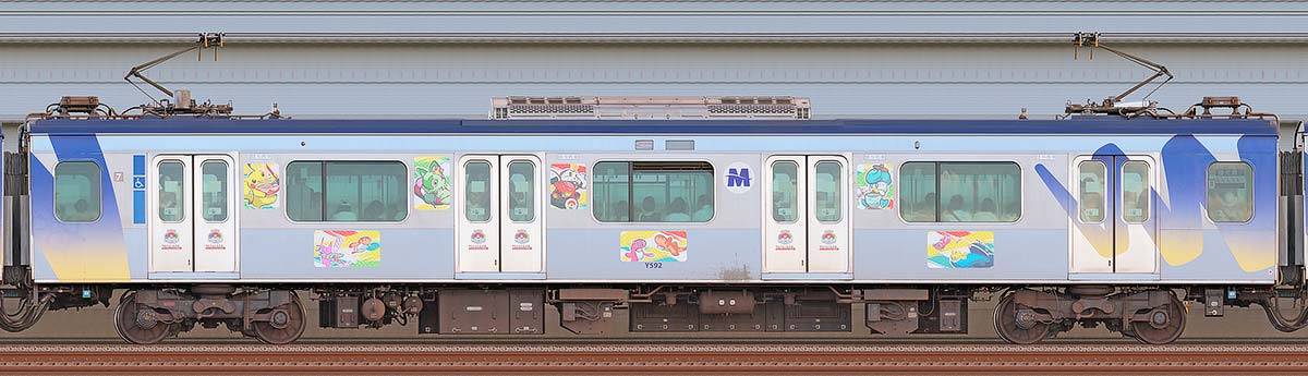 横浜高速鉄道Y500系デハY592「ポケモンワールドチャンピオンシップス2023」開催記念ラッピング山側の側面写真