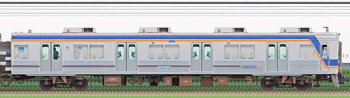 南海9000系クハ9509山側の側面写真