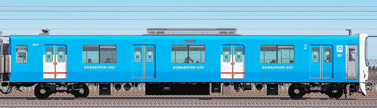 西武30000系「DORAEMON-GO!」クハ381012位側の側面写真