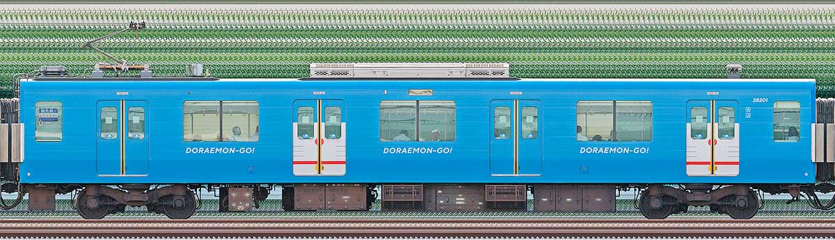 西武30000系「DORAEMON-GO！」モハ382012位・4位側の側面写真