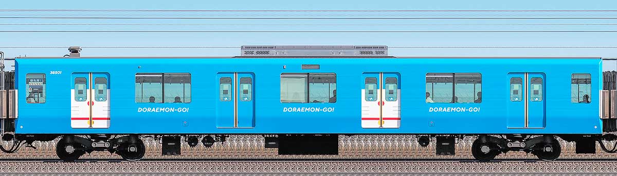西武30000系「DORAEMON-GO!」サハ385012位側の側面写真