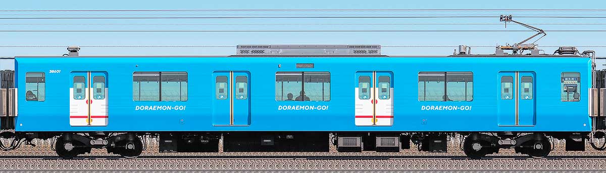 西武30000系「DORAEMON-GO!」モハ386012位側の側面写真