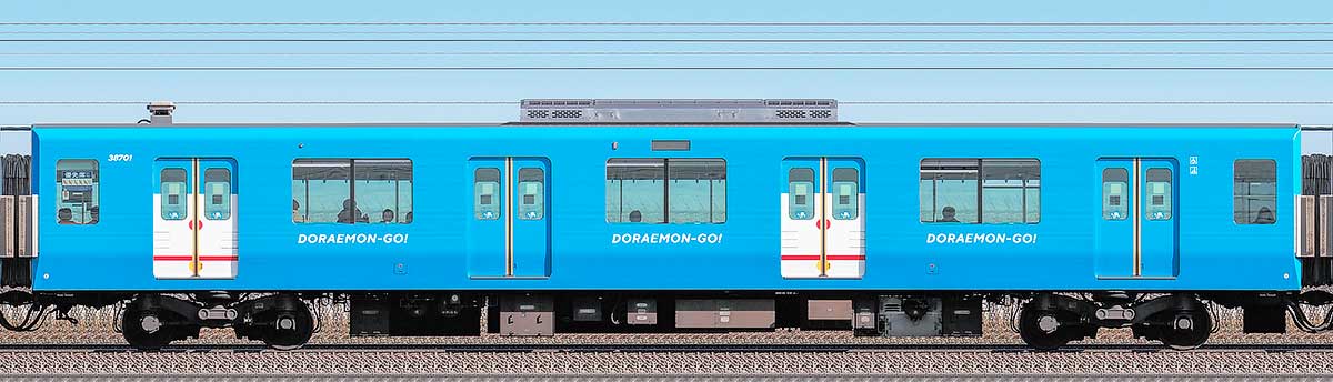 西武30000系「DORAEMON-GO!」モハ387012位側の側面写真