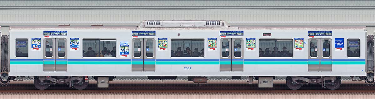 埼玉高速鉄道2000系2501「キャプテン翼」ラッピング海側の側面写真