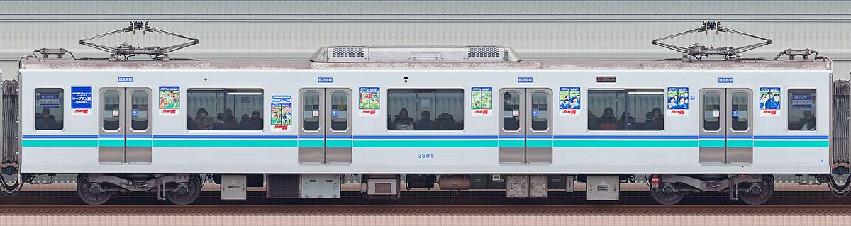埼玉高速鉄道2000系2701「キャプテン翼」ラッピング海側の側面写真