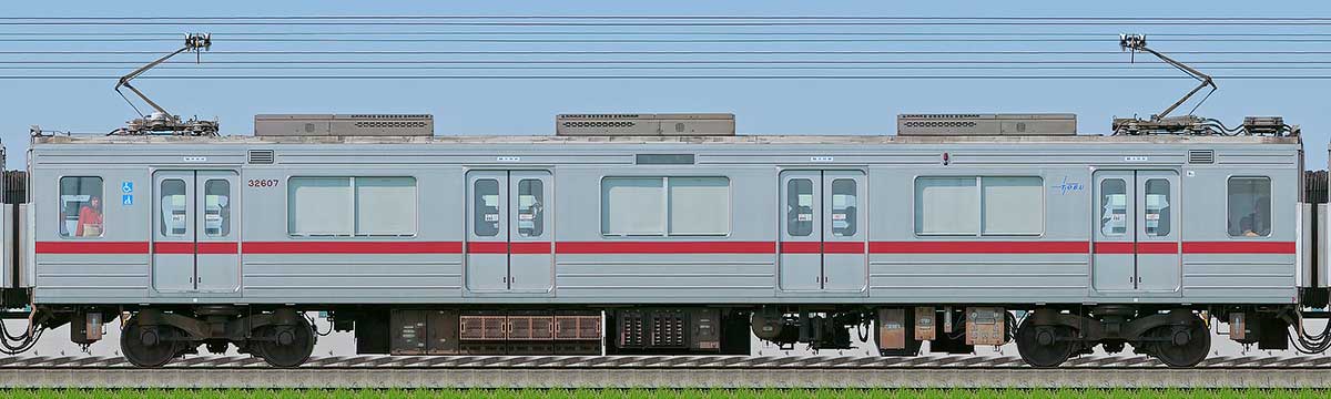 東武30000系モハ32607海側の側面写真