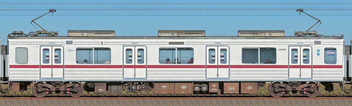 東武30000系モハ32607山側の側面写真