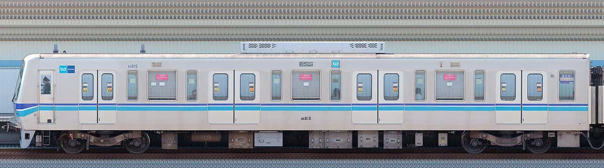 東京メトロ05系5次車05-015海側の側面写真