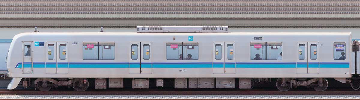 東京メトロ05系13次車05-043海側の側面写真
