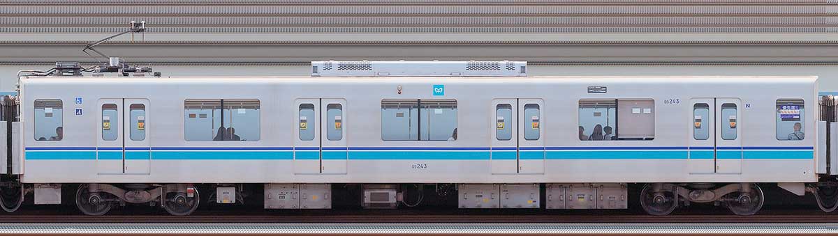 東京メトロ05系13次車05-243海側の側面写真