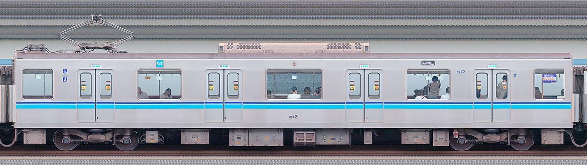 東京メトロ05系6次車05-421海側の側面写真
