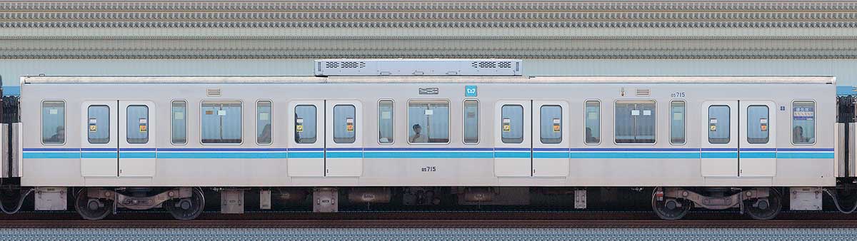 東京メトロ05系5次車05-715海側の側面写真