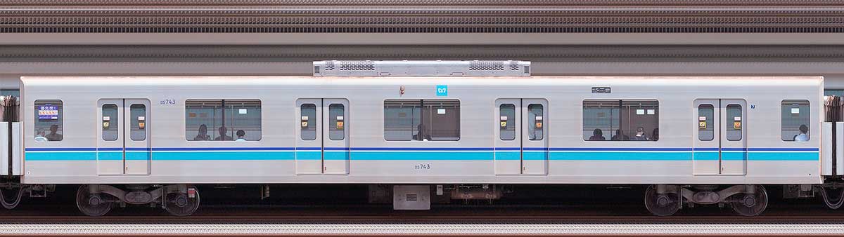東京メトロ05系13次車05-743山側の側面写真