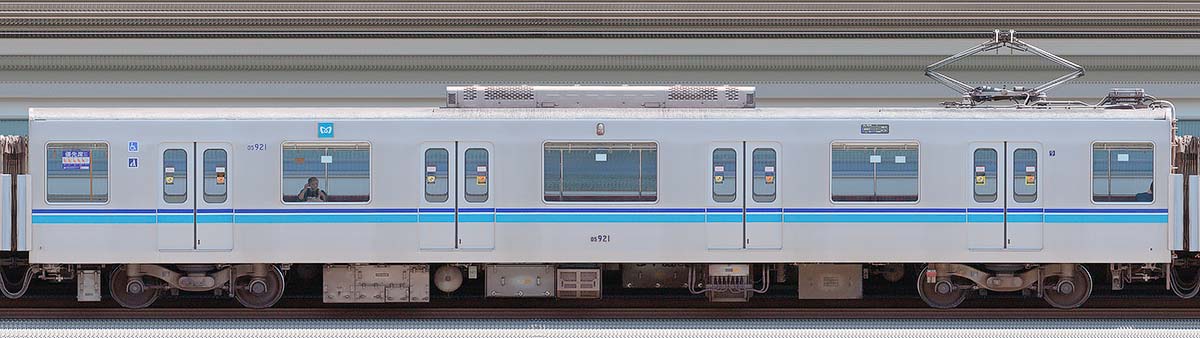 東京メトロ05系6次車05-921山側の側面写真