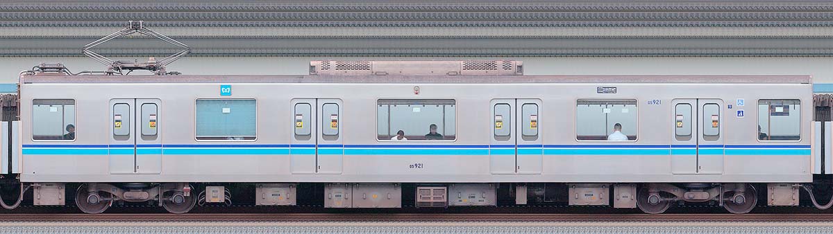 東京メトロ05系6次車05-921海側の側面写真