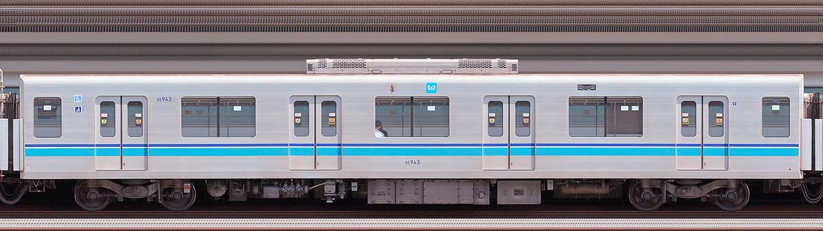 東京メトロ05系13次車05-943山側の側面写真