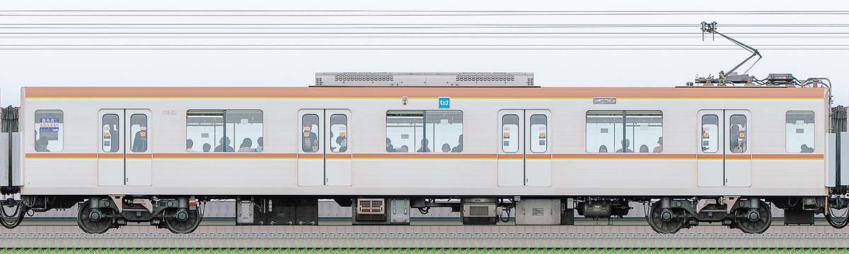 東京メトロ10000系105012側の側面写真