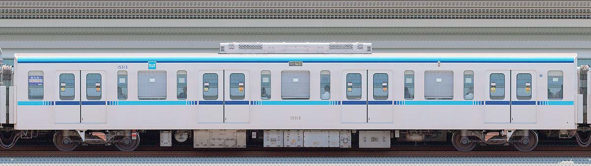 東京メトロ15000系15313山側の側面写真