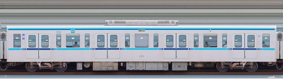 東京メトロ15000系15913山側の側面写真