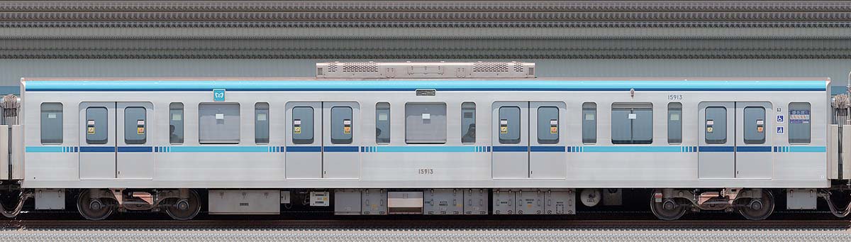 東京メトロ15000系15913海側の側面写真