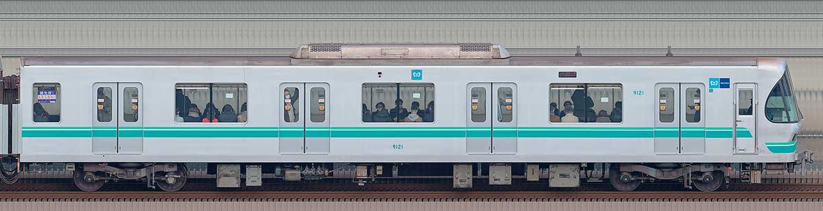 東京メトロ9000系9121海側の側面写真