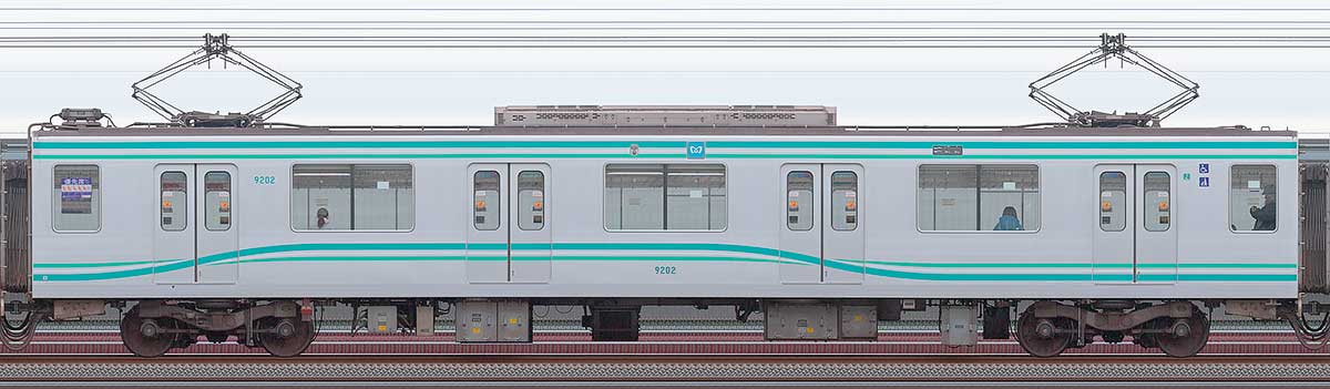 東京メトロ9000系リニューアル車9202山側の側面写真