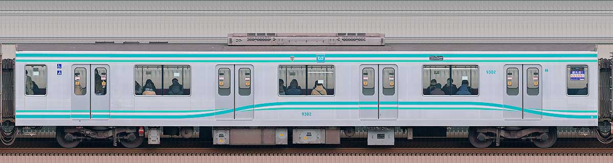 東京メトロ9000系リニューアル車9302海側の側面写真