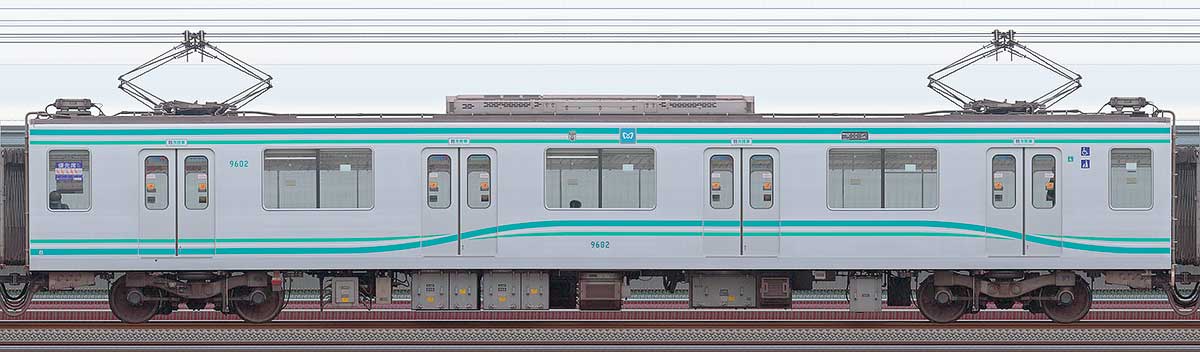 東京メトロ9000系リニューアル車9602山側の側面写真