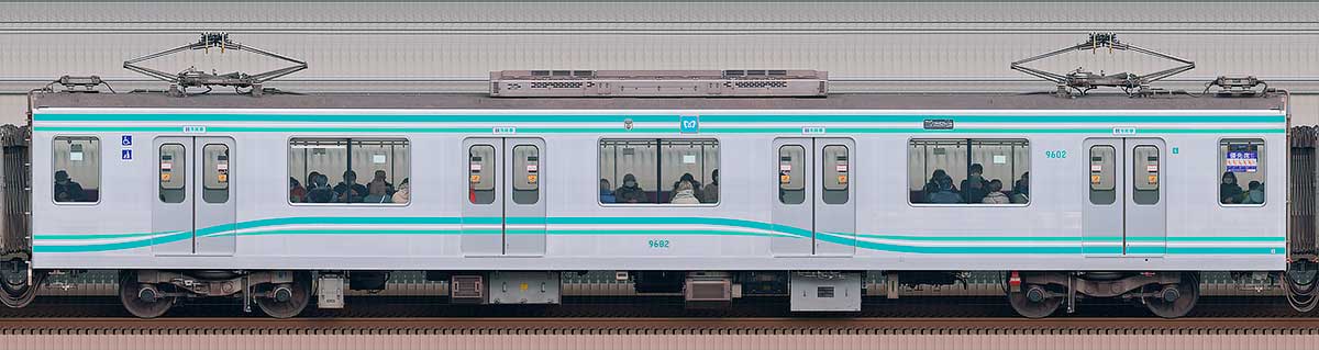 東京メトロ9000系リニューアル車9602海側の側面写真
