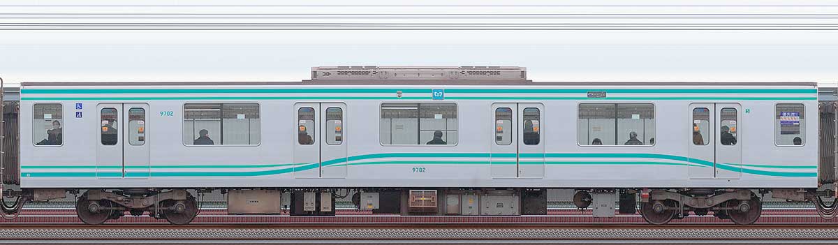 東京メトロ9000系リニューアル車9702山側の側面写真