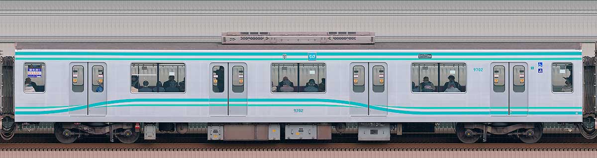 東京メトロ9000系リニューアル車9702海側の側面写真