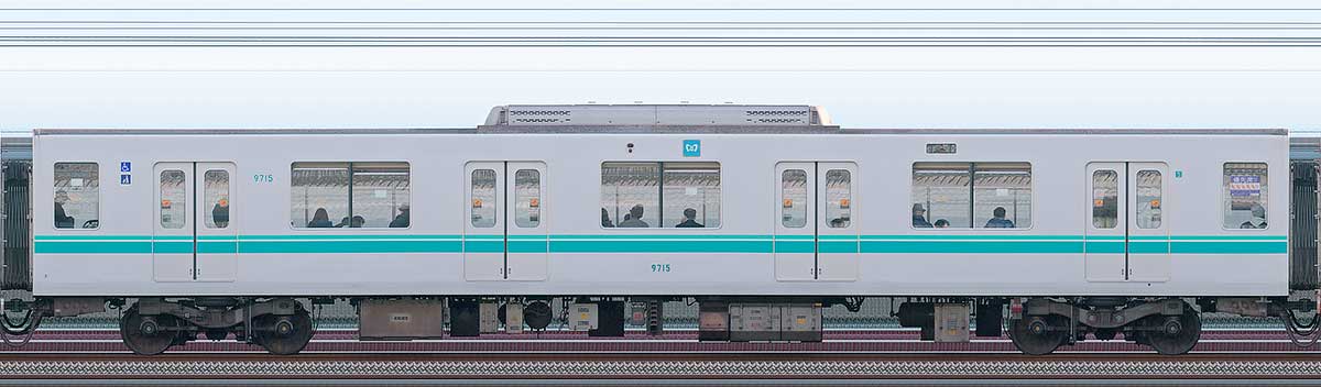 東京メトロ9000系9715山側の側面写真