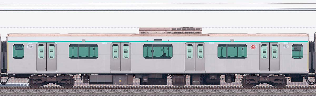 東急2020系デハ2230山側の側面写真