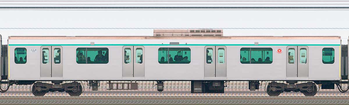 東急2020系サハ2438（2025年撮影）山側の側面写真